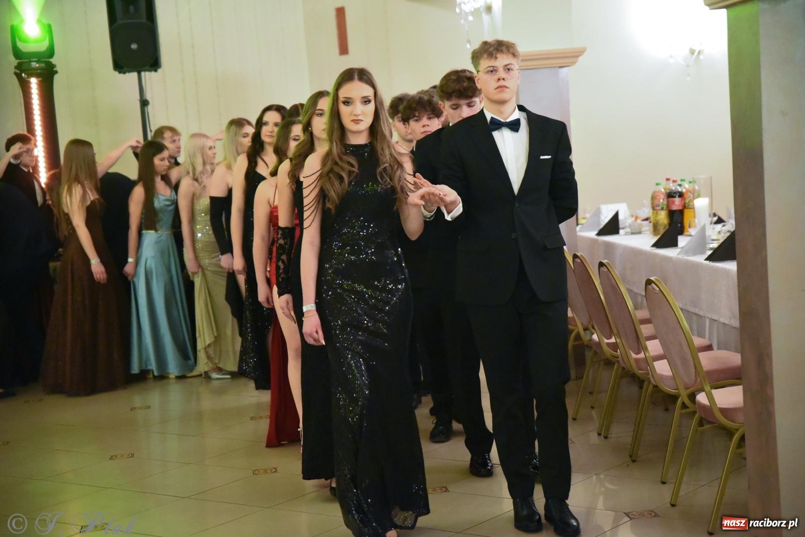 Zdjęcie w galerii na portalu naszraciborz.pl: Razem młodzi przyjaciele! Studniówka II LO z Raciborza [FOTO i WIDEO] wiadomości z regionu