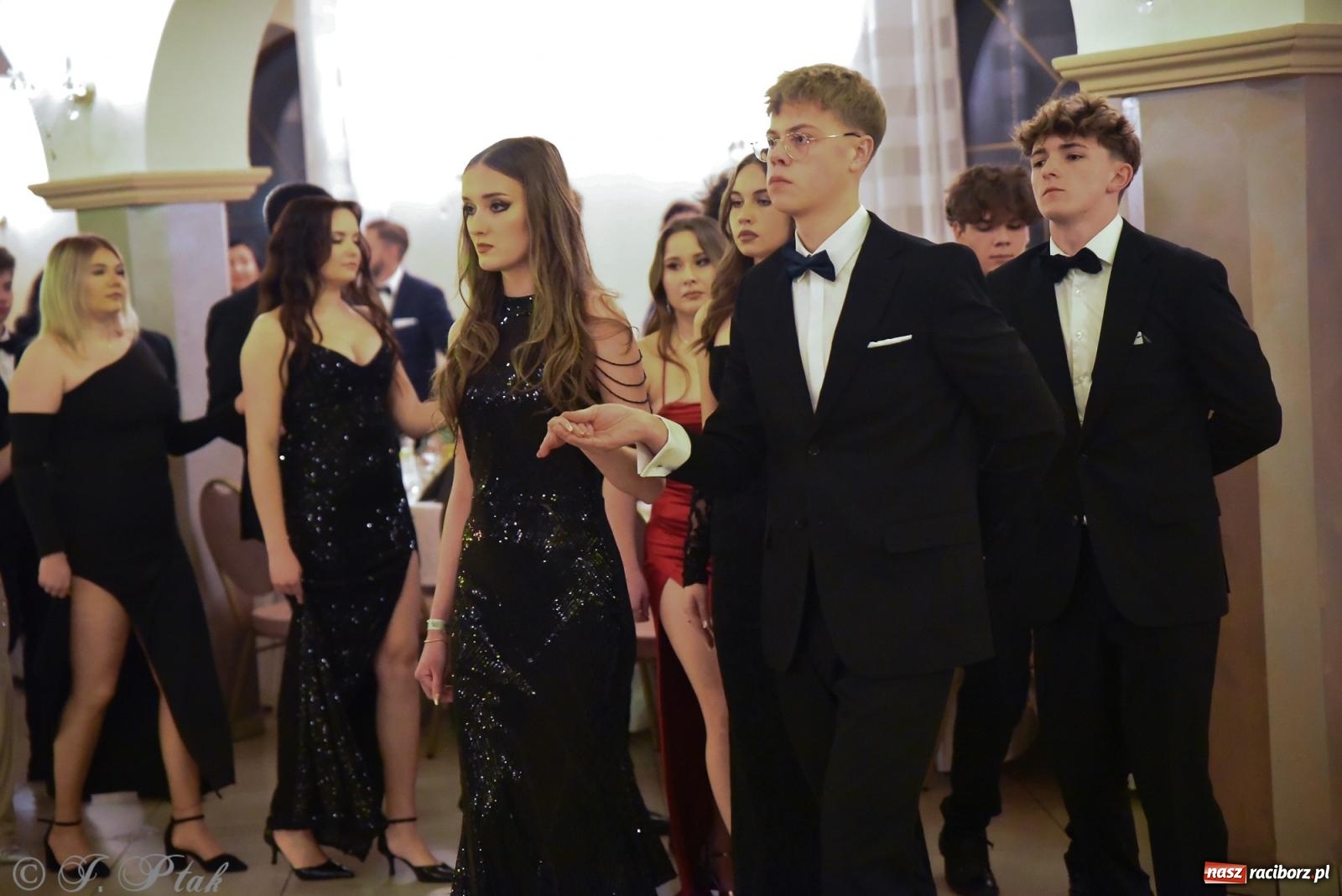 Zdjęcie w galerii na portalu naszraciborz.pl: Razem młodzi przyjaciele! Studniówka II LO z Raciborza [FOTO i WIDEO] wiadomości z regionu