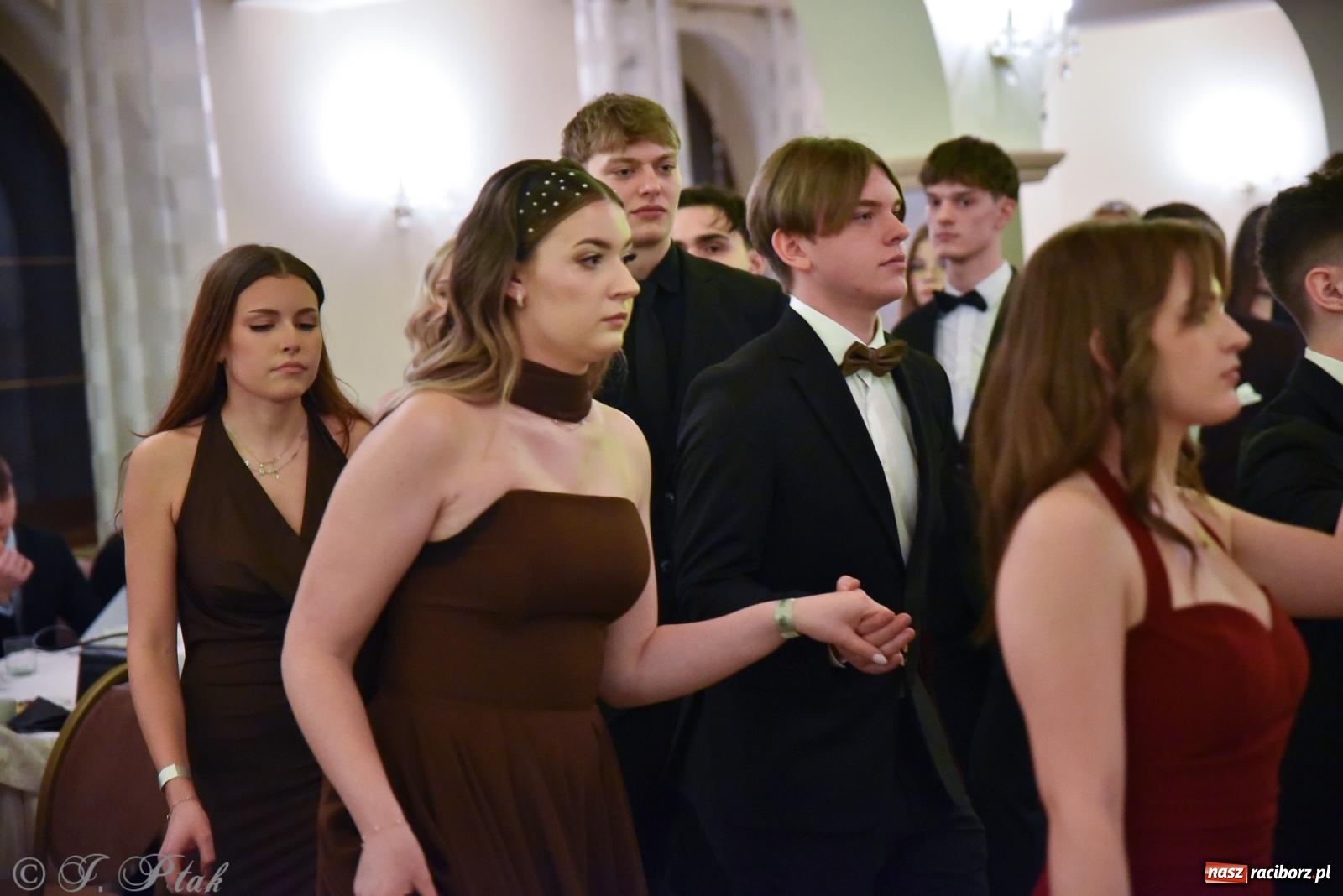 Zdjęcie w galerii na portalu naszraciborz.pl: Razem młodzi przyjaciele! Studniówka II LO z Raciborza [FOTO i WIDEO] wiadomości z regionu