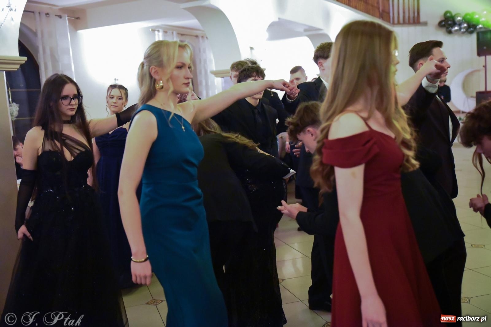 Zdjęcie w galerii na portalu naszraciborz.pl: Razem młodzi przyjaciele! Studniówka II LO z Raciborza [FOTO i WIDEO] wiadomości z regionu