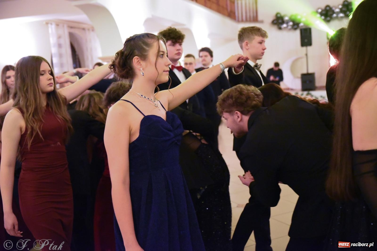 Zdjęcie w galerii na portalu naszraciborz.pl: Razem młodzi przyjaciele! Studniówka II LO z Raciborza [FOTO i WIDEO] wiadomości z regionu