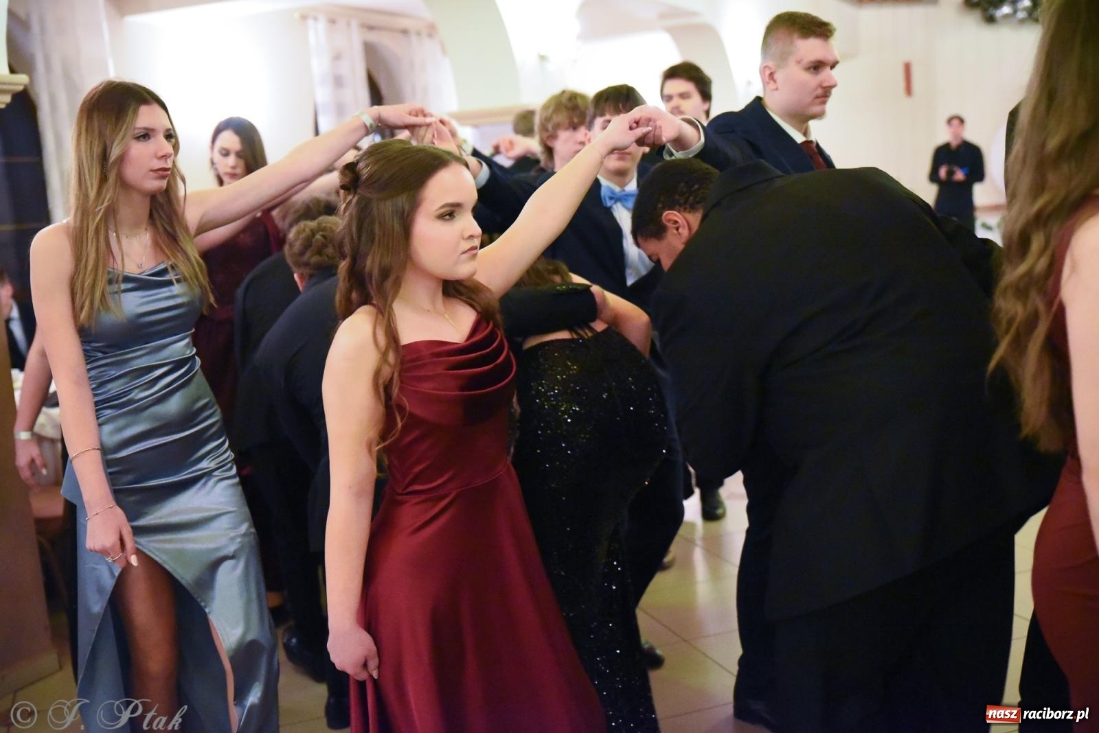 Zdjęcie w galerii na portalu naszraciborz.pl: Razem młodzi przyjaciele! Studniówka II LO z Raciborza [FOTO i WIDEO] wiadomości z regionu