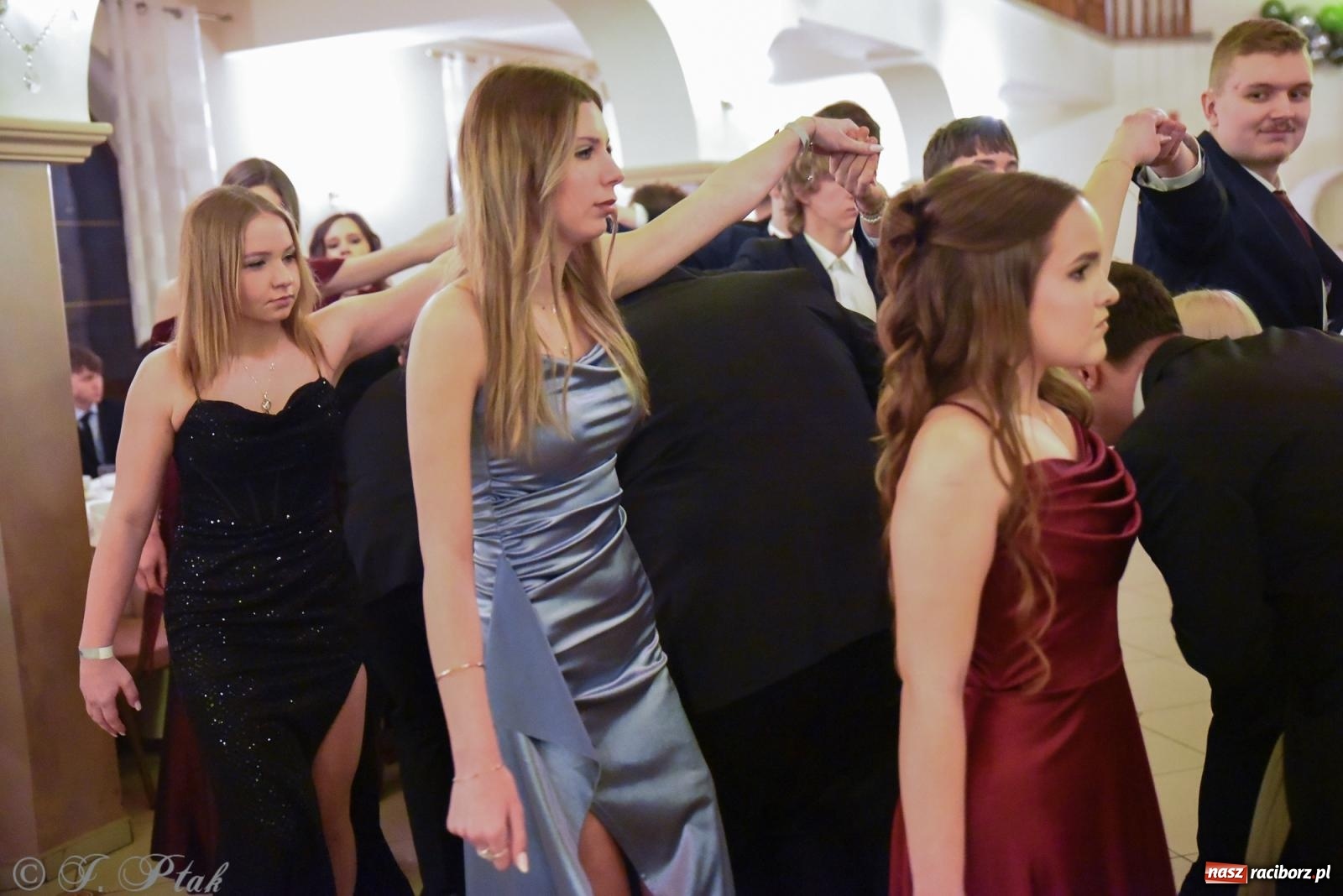 Zdjęcie w galerii na portalu naszraciborz.pl: Razem młodzi przyjaciele! Studniówka II LO z Raciborza [FOTO i WIDEO] wiadomości z regionu