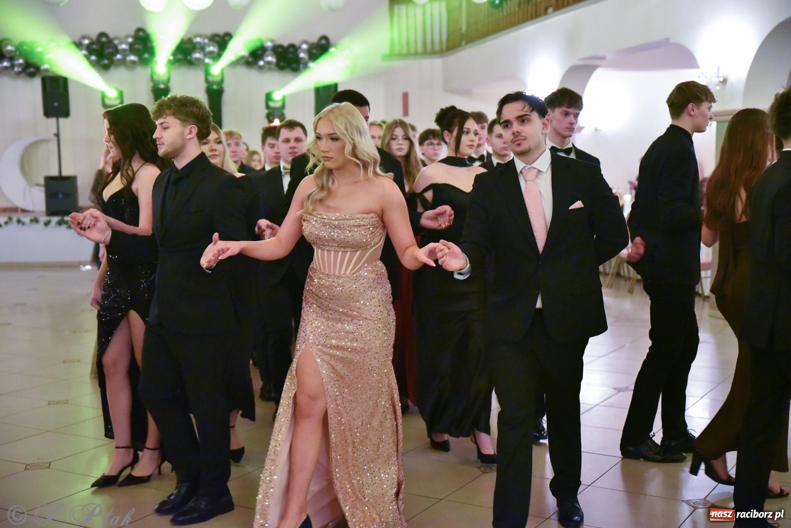 Zdjęcie w galerii na portalu naszraciborz.pl: Razem młodzi przyjaciele! Studniówka II LO z Raciborza [FOTO i WIDEO] wiadomości z regionu