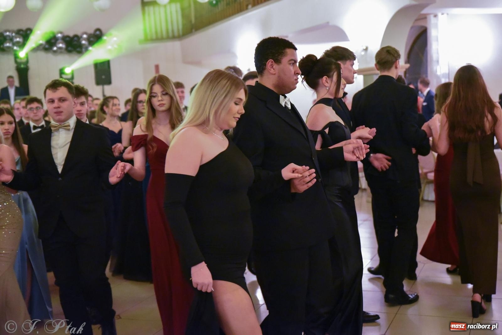 Zdjęcie w galerii na portalu naszraciborz.pl: Razem młodzi przyjaciele! Studniówka II LO z Raciborza [FOTO i WIDEO] wiadomości z regionu