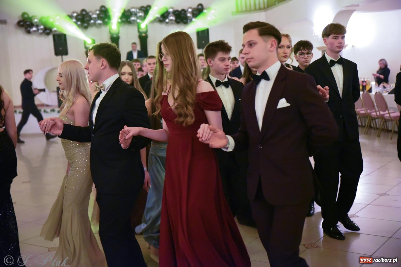 Zdjęcie w galerii na portalu naszraciborz.pl: Razem młodzi przyjaciele! Studniówka II LO z Raciborza [FOTO i WIDEO] wiadomości z regionu