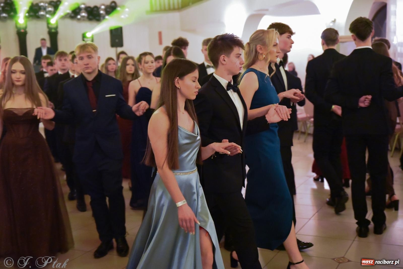 Zdjęcie w galerii na portalu naszraciborz.pl: Razem młodzi przyjaciele! Studniówka II LO z Raciborza [FOTO i WIDEO] wiadomości z regionu