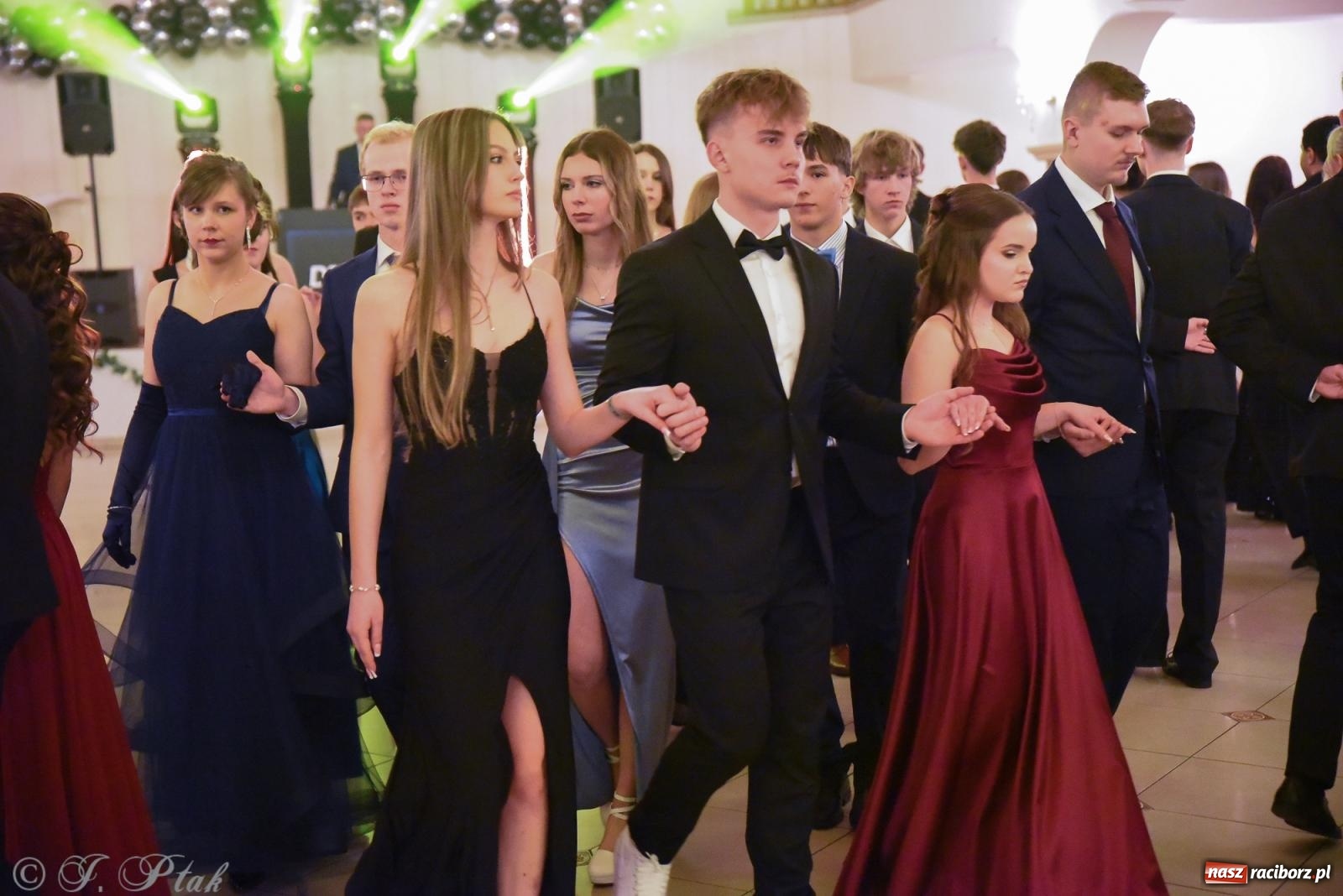 Zdjęcie w galerii na portalu naszraciborz.pl: Razem młodzi przyjaciele! Studniówka II LO z Raciborza [FOTO i WIDEO] wiadomości z regionu