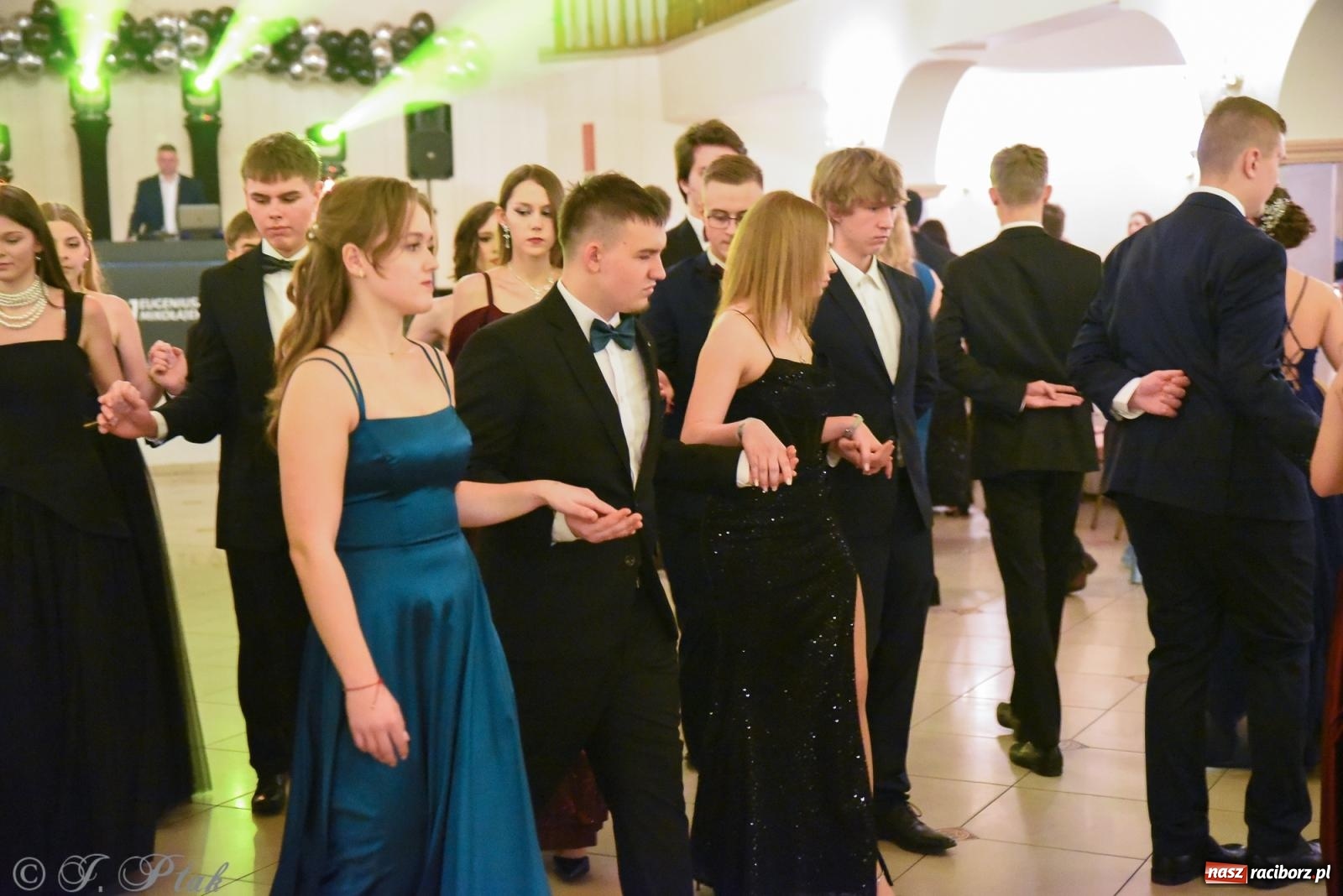 Zdjęcie w galerii na portalu naszraciborz.pl: Razem młodzi przyjaciele! Studniówka II LO z Raciborza [FOTO i WIDEO] wiadomości z regionu