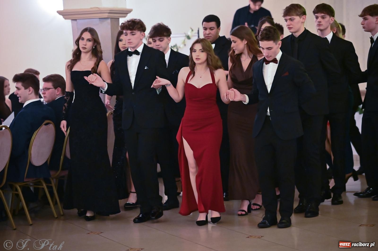 Zdjęcie w galerii na portalu naszraciborz.pl: Razem młodzi przyjaciele! Studniówka II LO z Raciborza [FOTO i WIDEO] wiadomości z regionu