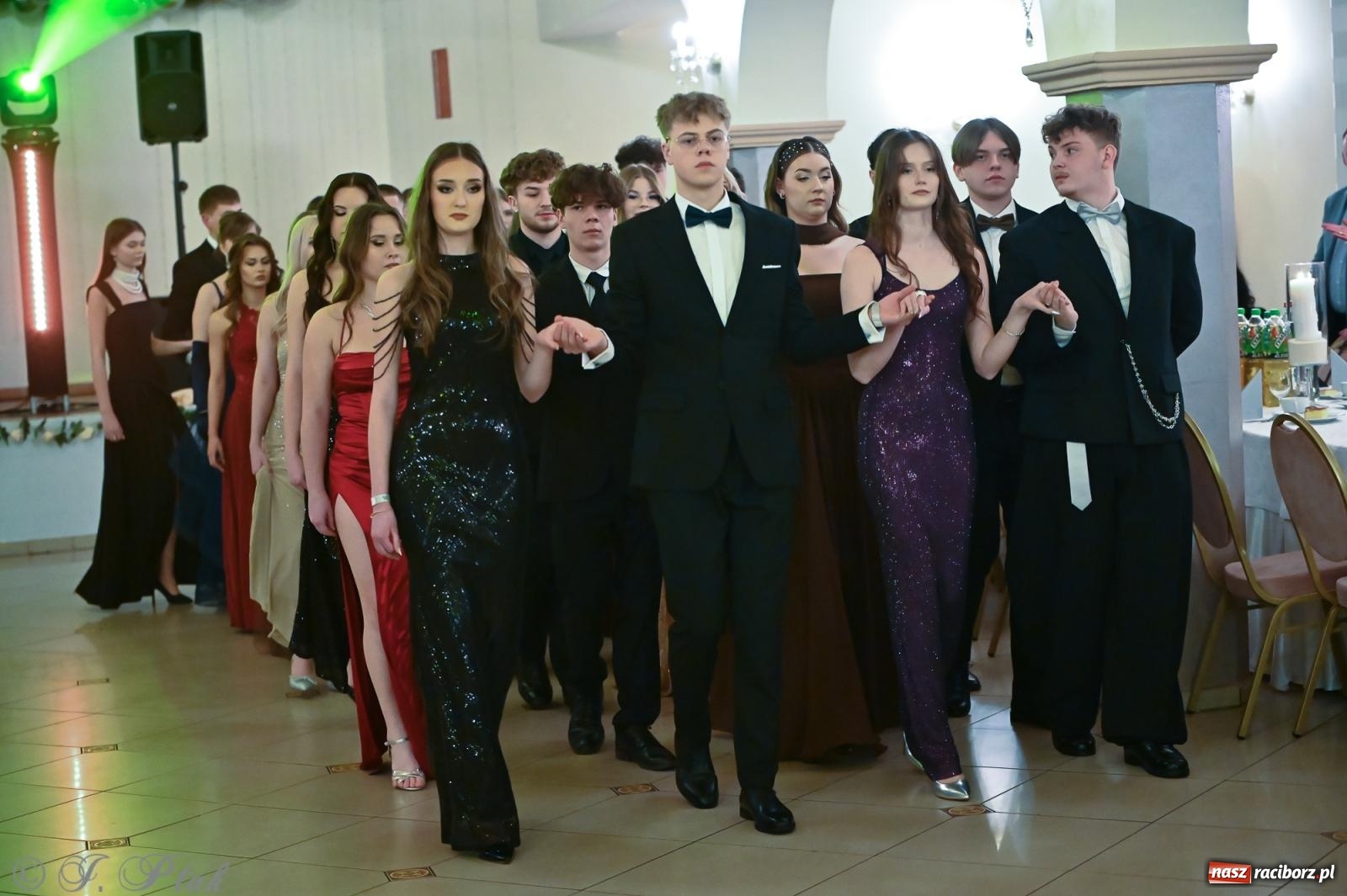 Zdjęcie w galerii na portalu naszraciborz.pl: Razem młodzi przyjaciele! Studniówka II LO z Raciborza [FOTO i WIDEO] wiadomości z regionu