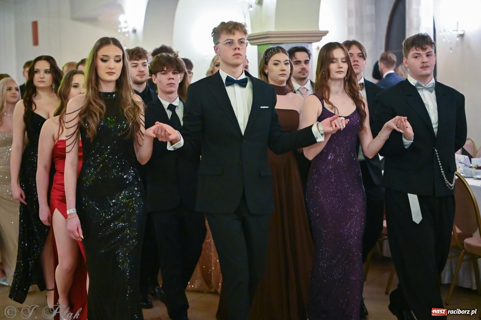 Zdjęcie w galerii na portalu naszraciborz.pl: Razem młodzi przyjaciele! Studniówka II LO z Raciborza [FOTO i WIDEO] wiadomości z regionu