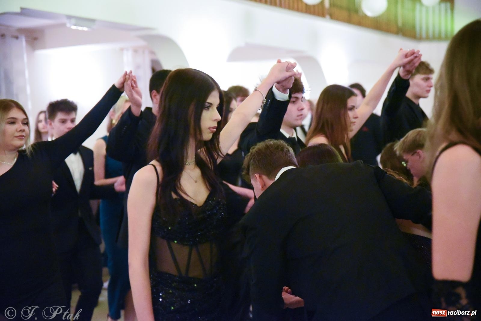 Zdjęcie w galerii na portalu naszraciborz.pl: Razem młodzi przyjaciele! Studniówka II LO z Raciborza [FOTO i WIDEO] wiadomości z regionu