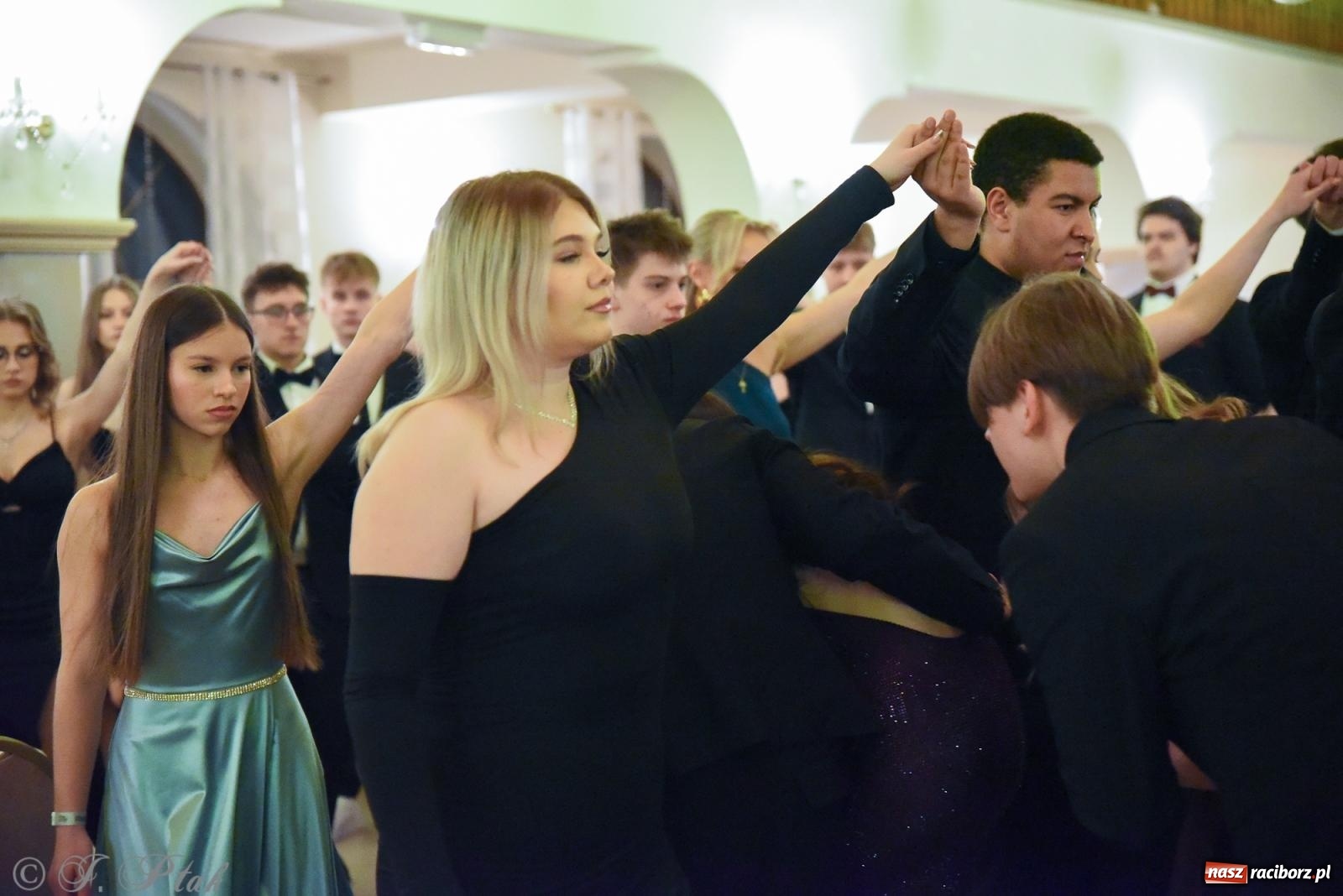 Zdjęcie w galerii na portalu naszraciborz.pl: Razem młodzi przyjaciele! Studniówka II LO z Raciborza [FOTO i WIDEO] wiadomości z regionu