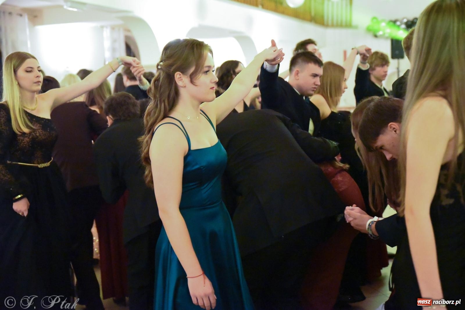 Zdjęcie w galerii na portalu naszraciborz.pl: Razem młodzi przyjaciele! Studniówka II LO z Raciborza [FOTO i WIDEO] wiadomości z regionu