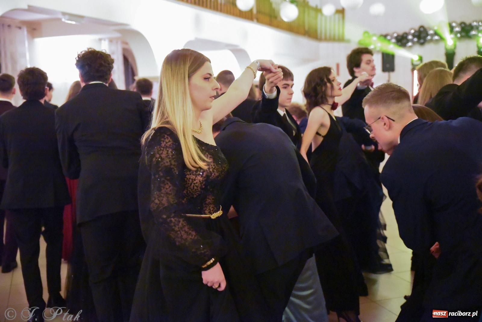 Zdjęcie w galerii na portalu naszraciborz.pl: Razem młodzi przyjaciele! Studniówka II LO z Raciborza [FOTO i WIDEO] wiadomości z regionu