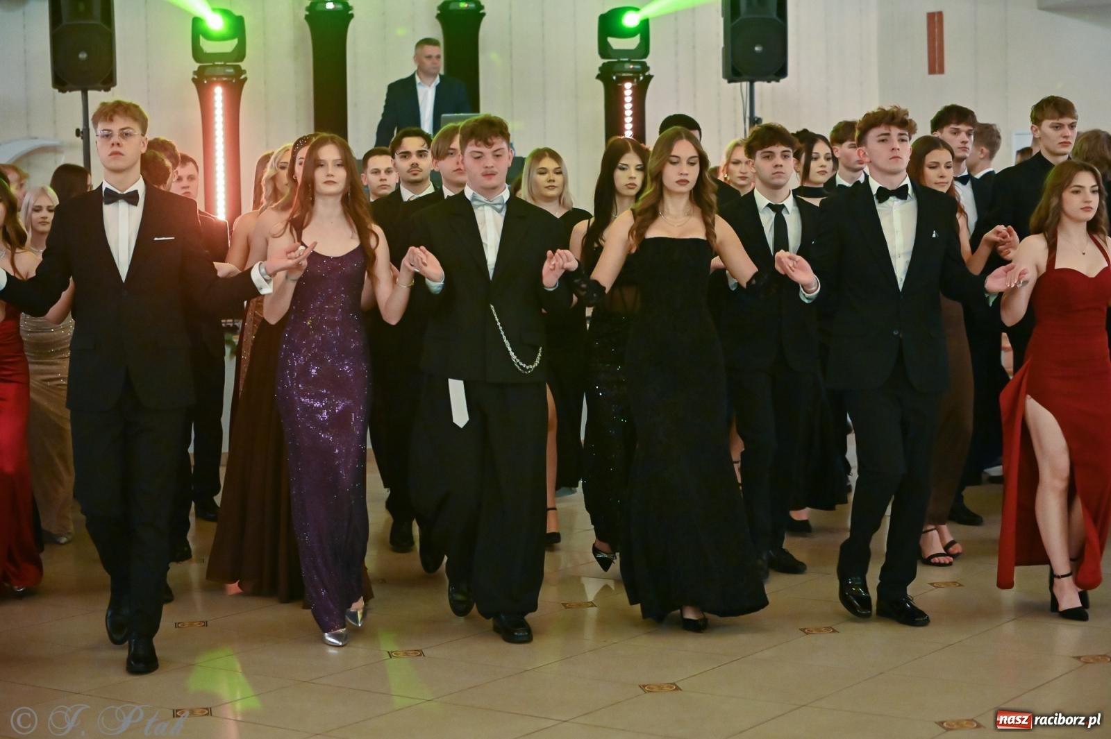 Zdjęcie w galerii na portalu naszraciborz.pl: Razem młodzi przyjaciele! Studniówka II LO z Raciborza [FOTO i WIDEO] wiadomości z regionu