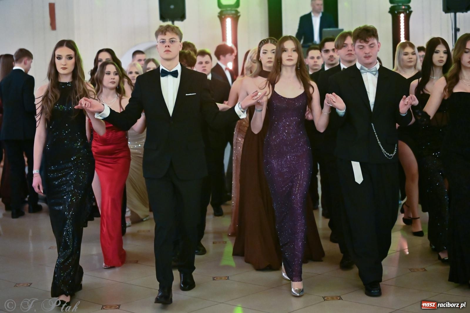 Zdjęcie w galerii na portalu naszraciborz.pl: Razem młodzi przyjaciele! Studniówka II LO z Raciborza [FOTO i WIDEO] wiadomości z regionu