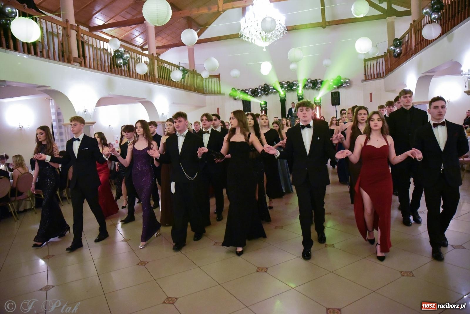 Zdjęcie w galerii na portalu naszraciborz.pl: Razem młodzi przyjaciele! Studniówka II LO z Raciborza [FOTO i WIDEO] wiadomości z regionu