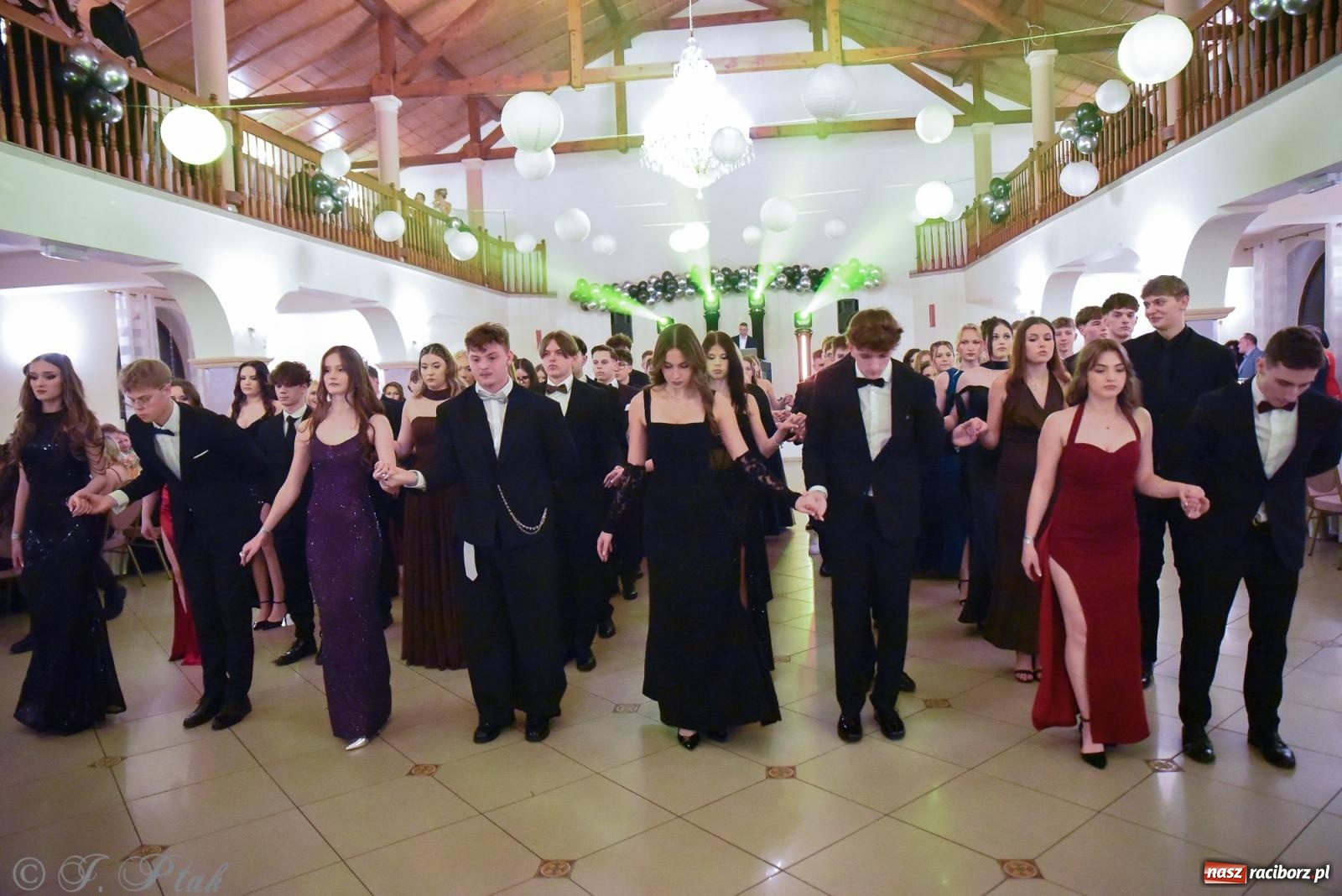 Zdjęcie w galerii na portalu naszraciborz.pl: Razem młodzi przyjaciele! Studniówka II LO z Raciborza [FOTO i WIDEO] wiadomości z regionu