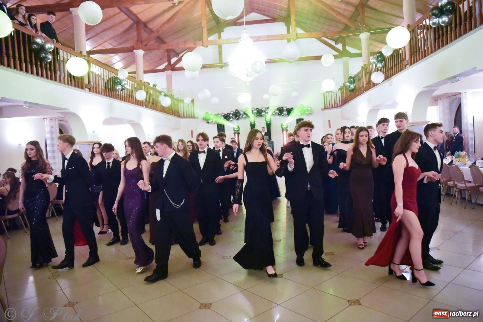 Zdjęcie w galerii na portalu naszraciborz.pl: Razem młodzi przyjaciele! Studniówka II LO z Raciborza [FOTO i WIDEO] wiadomości z regionu