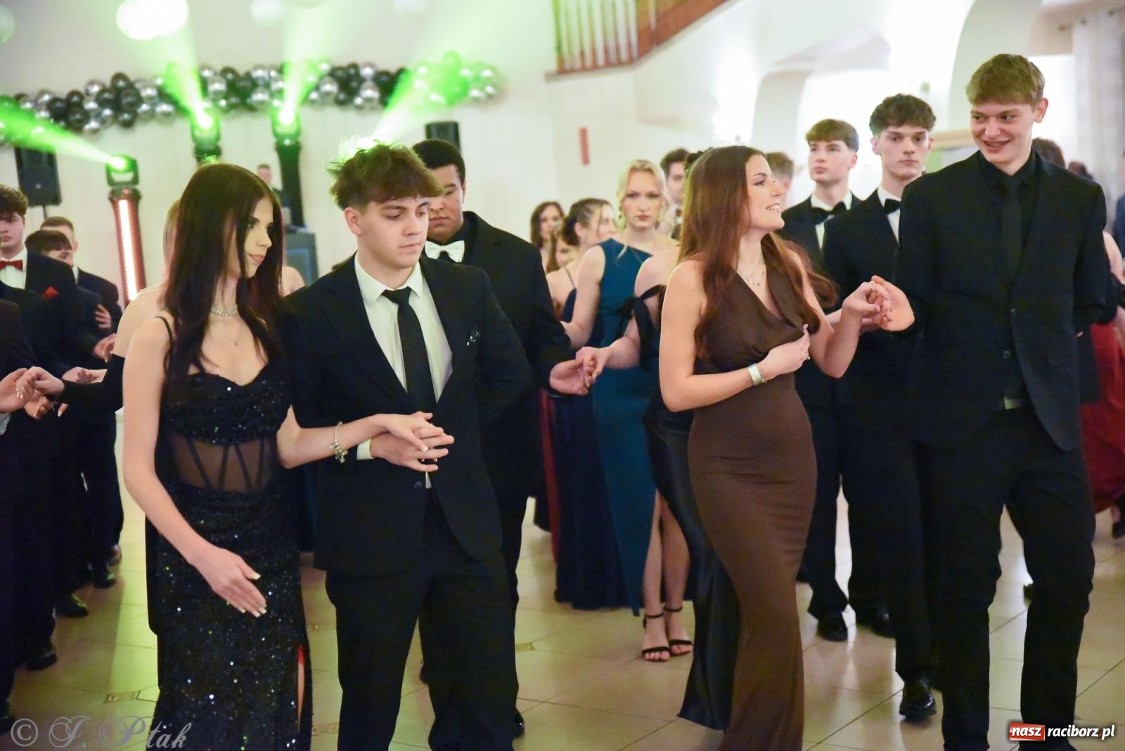 Zdjęcie w galerii na portalu naszraciborz.pl: Razem młodzi przyjaciele! Studniówka II LO z Raciborza [FOTO i WIDEO] wiadomości z regionu