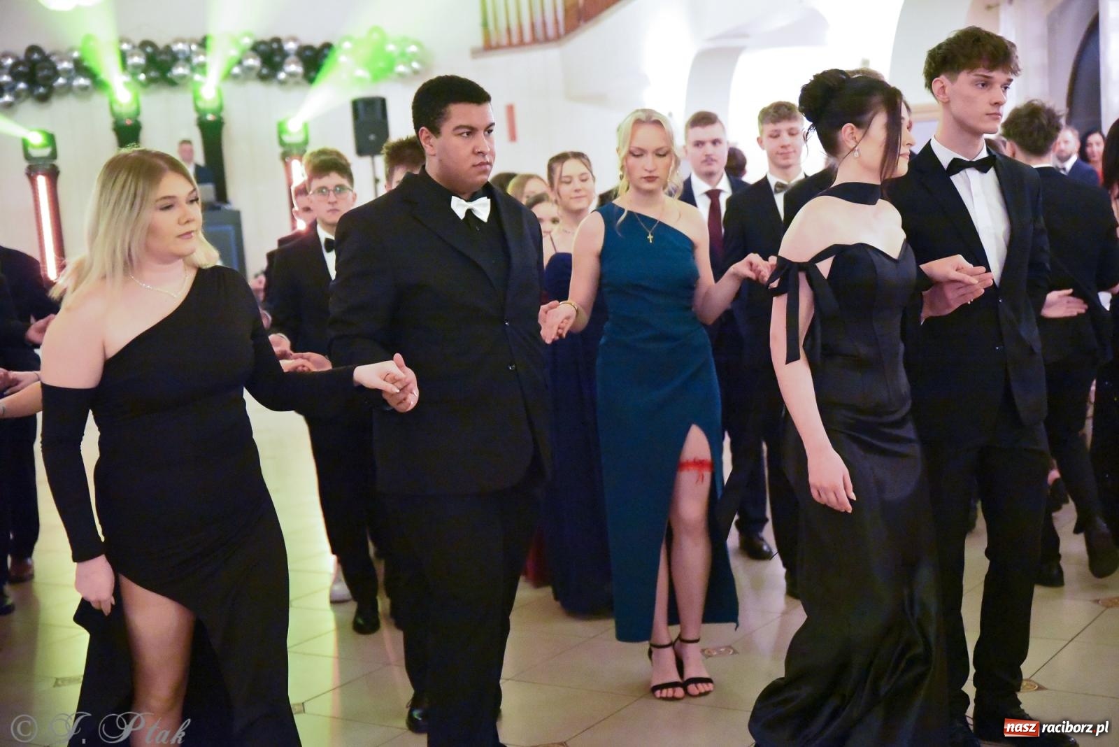 Zdjęcie w galerii na portalu naszraciborz.pl: Razem młodzi przyjaciele! Studniówka II LO z Raciborza [FOTO i WIDEO] wiadomości z regionu