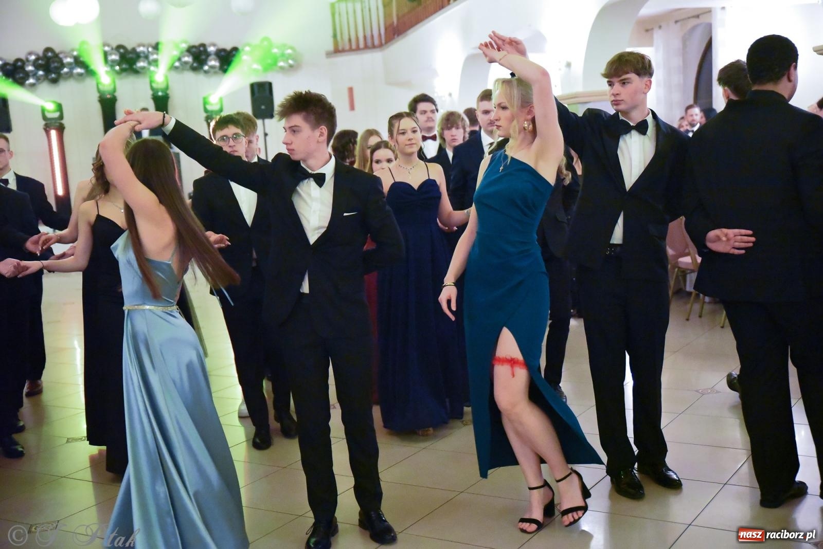 Zdjęcie w galerii na portalu naszraciborz.pl: Razem młodzi przyjaciele! Studniówka II LO z Raciborza [FOTO i WIDEO] wiadomości z regionu