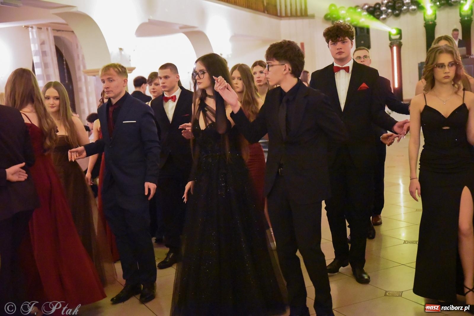 Zdjęcie w galerii na portalu naszraciborz.pl: Razem młodzi przyjaciele! Studniówka II LO z Raciborza [FOTO i WIDEO] wiadomości z regionu