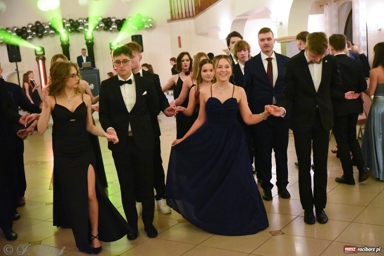 Zdjęcie w galerii na portalu naszraciborz.pl: Razem młodzi przyjaciele! Studniówka II LO z Raciborza [FOTO i WIDEO] wiadomości z regionu