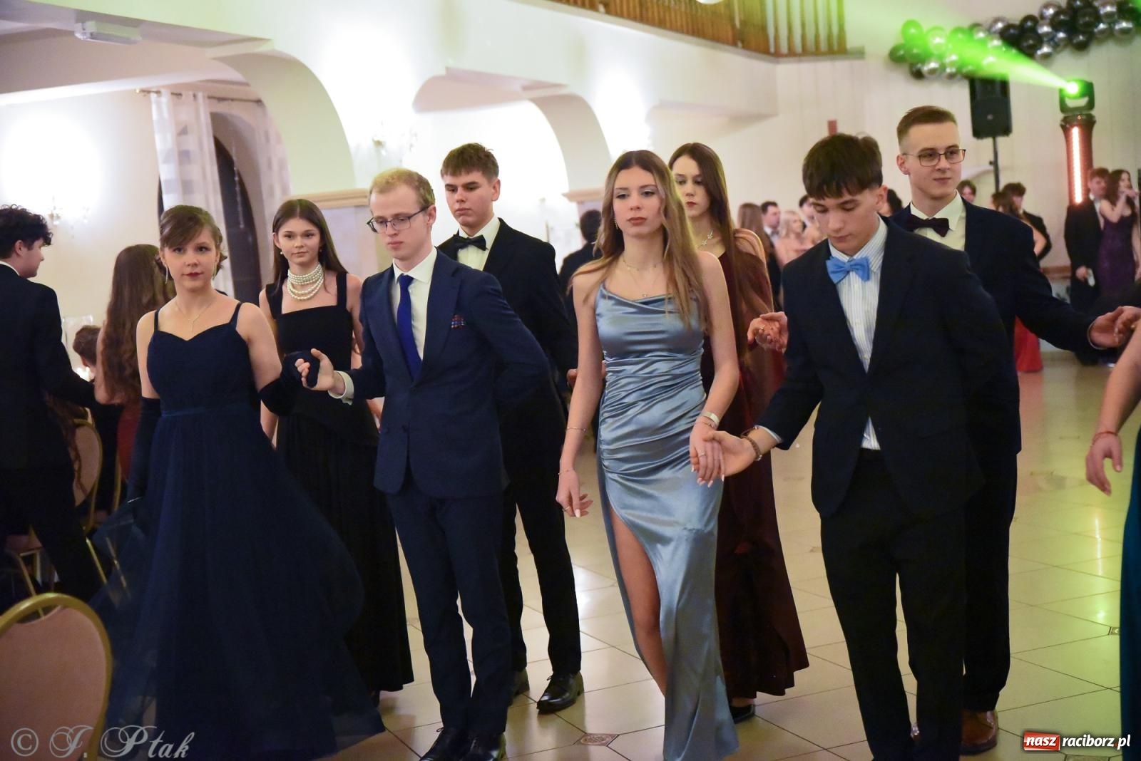 Zdjęcie w galerii na portalu naszraciborz.pl: Razem młodzi przyjaciele! Studniówka II LO z Raciborza [FOTO i WIDEO] wiadomości z regionu