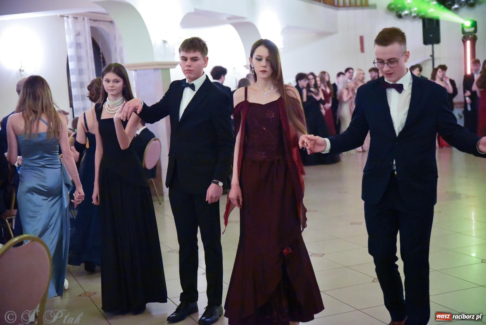 Zdjęcie w galerii na portalu naszraciborz.pl: Razem młodzi przyjaciele! Studniówka II LO z Raciborza [FOTO i WIDEO] wiadomości z regionu