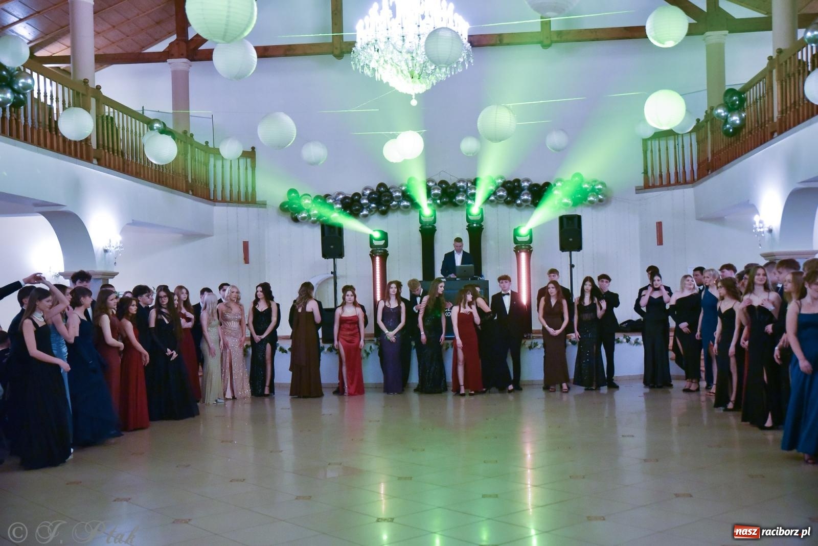 Zdjęcie w galerii na portalu naszraciborz.pl: Razem młodzi przyjaciele! Studniówka II LO z Raciborza [FOTO i WIDEO] wiadomości z regionu