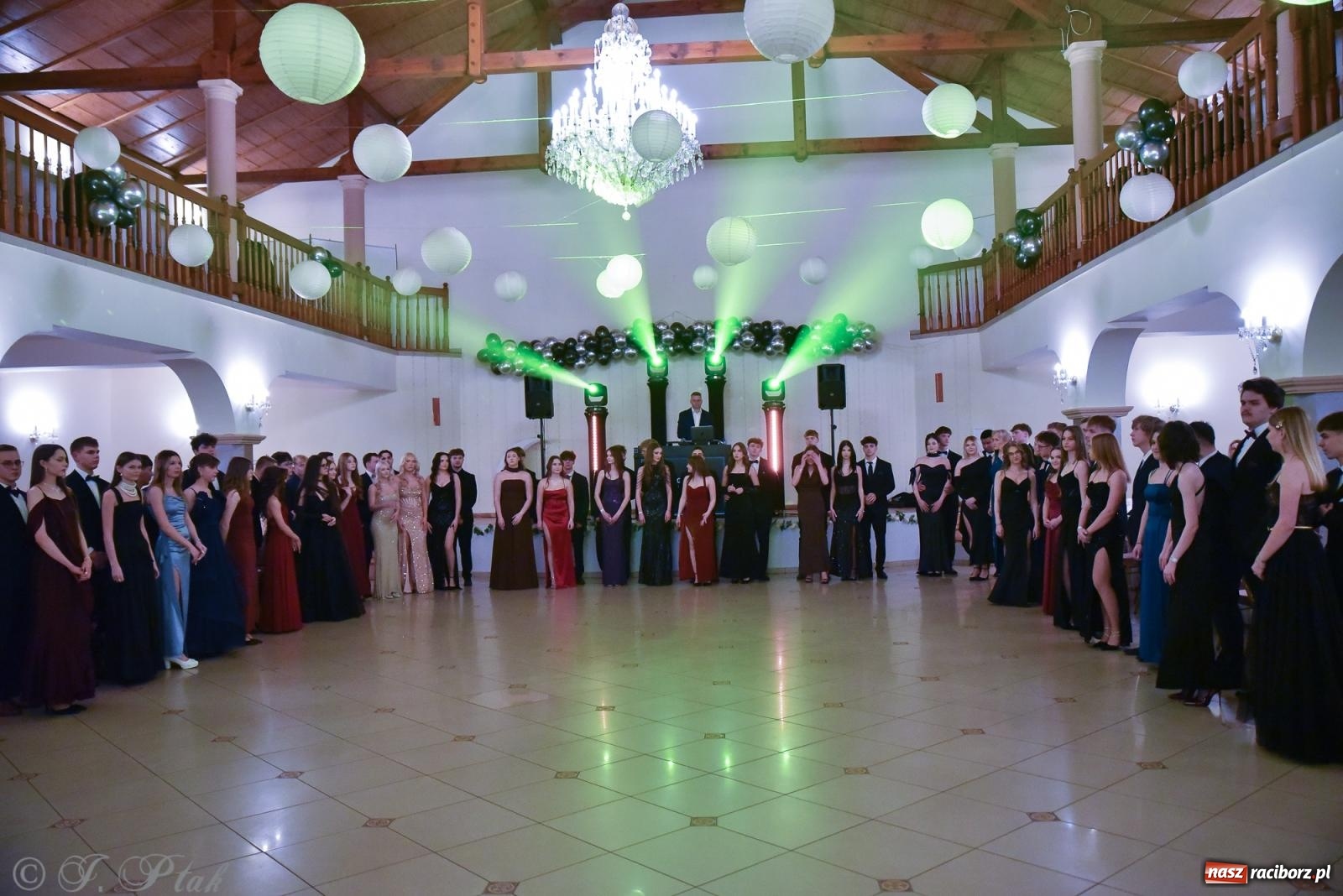 Zdjęcie w galerii na portalu naszraciborz.pl: Razem młodzi przyjaciele! Studniówka II LO z Raciborza [FOTO i WIDEO] wiadomości z regionu