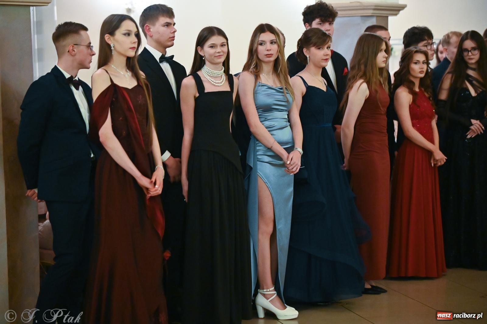 Zdjęcie w galerii na portalu naszraciborz.pl: Razem młodzi przyjaciele! Studniówka II LO z Raciborza [FOTO i WIDEO] wiadomości z regionu