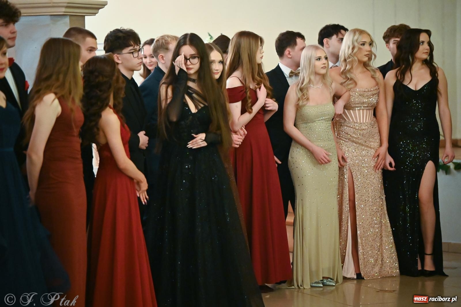 Zdjęcie w galerii na portalu naszraciborz.pl: Razem młodzi przyjaciele! Studniówka II LO z Raciborza [FOTO i WIDEO] wiadomości z regionu