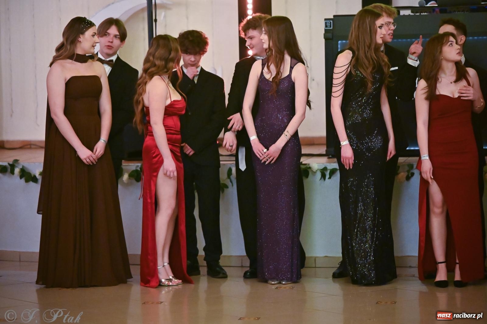 Zdjęcie w galerii na portalu naszraciborz.pl: Razem młodzi przyjaciele! Studniówka II LO z Raciborza [FOTO i WIDEO] wiadomości z regionu