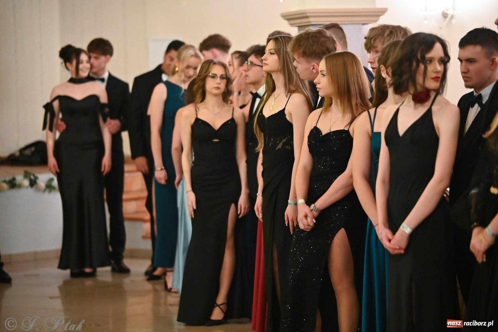 Zdjęcie w galerii na portalu naszraciborz.pl: Razem młodzi przyjaciele! Studniówka II LO z Raciborza [FOTO i WIDEO] wiadomości z regionu