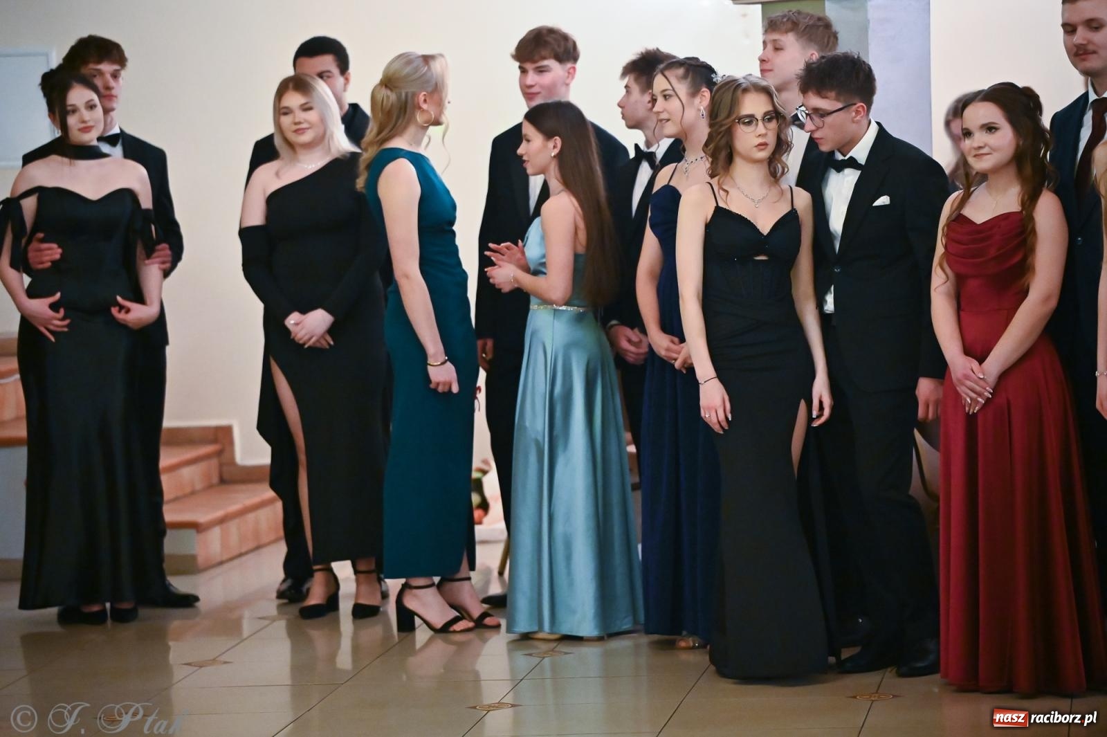 Zdjęcie w galerii na portalu naszraciborz.pl: Razem młodzi przyjaciele! Studniówka II LO z Raciborza [FOTO i WIDEO] wiadomości z regionu