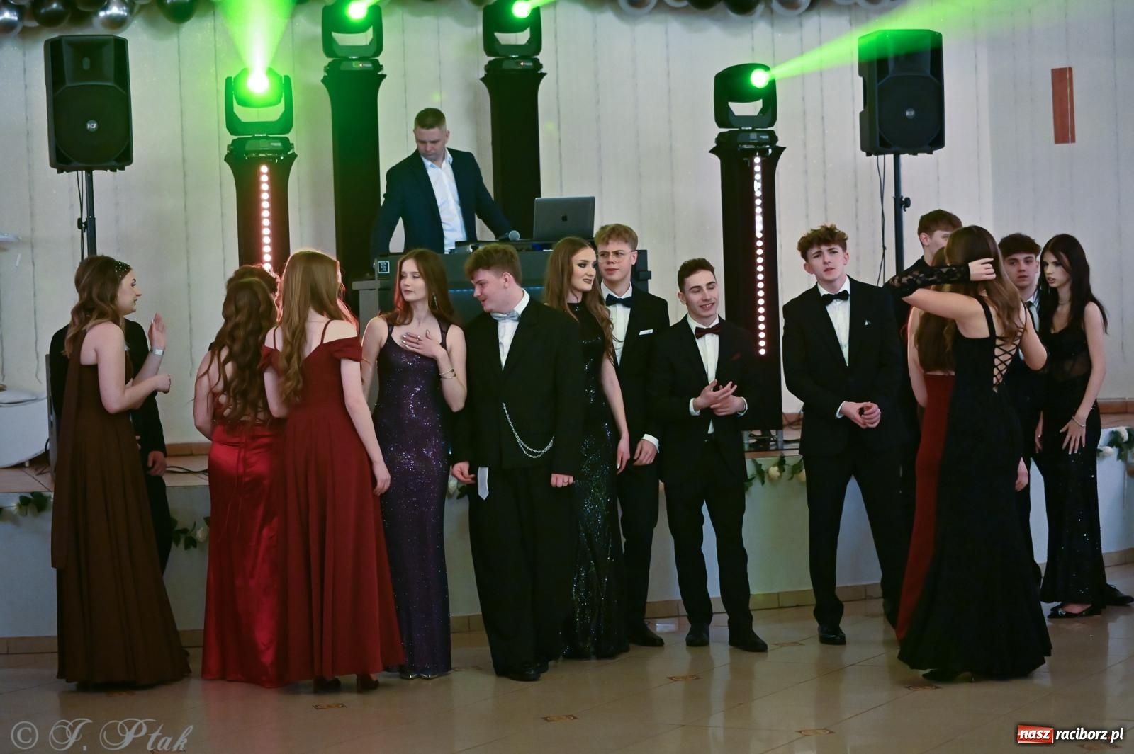 Zdjęcie w galerii na portalu naszraciborz.pl: Razem młodzi przyjaciele! Studniówka II LO z Raciborza [FOTO i WIDEO] wiadomości z regionu