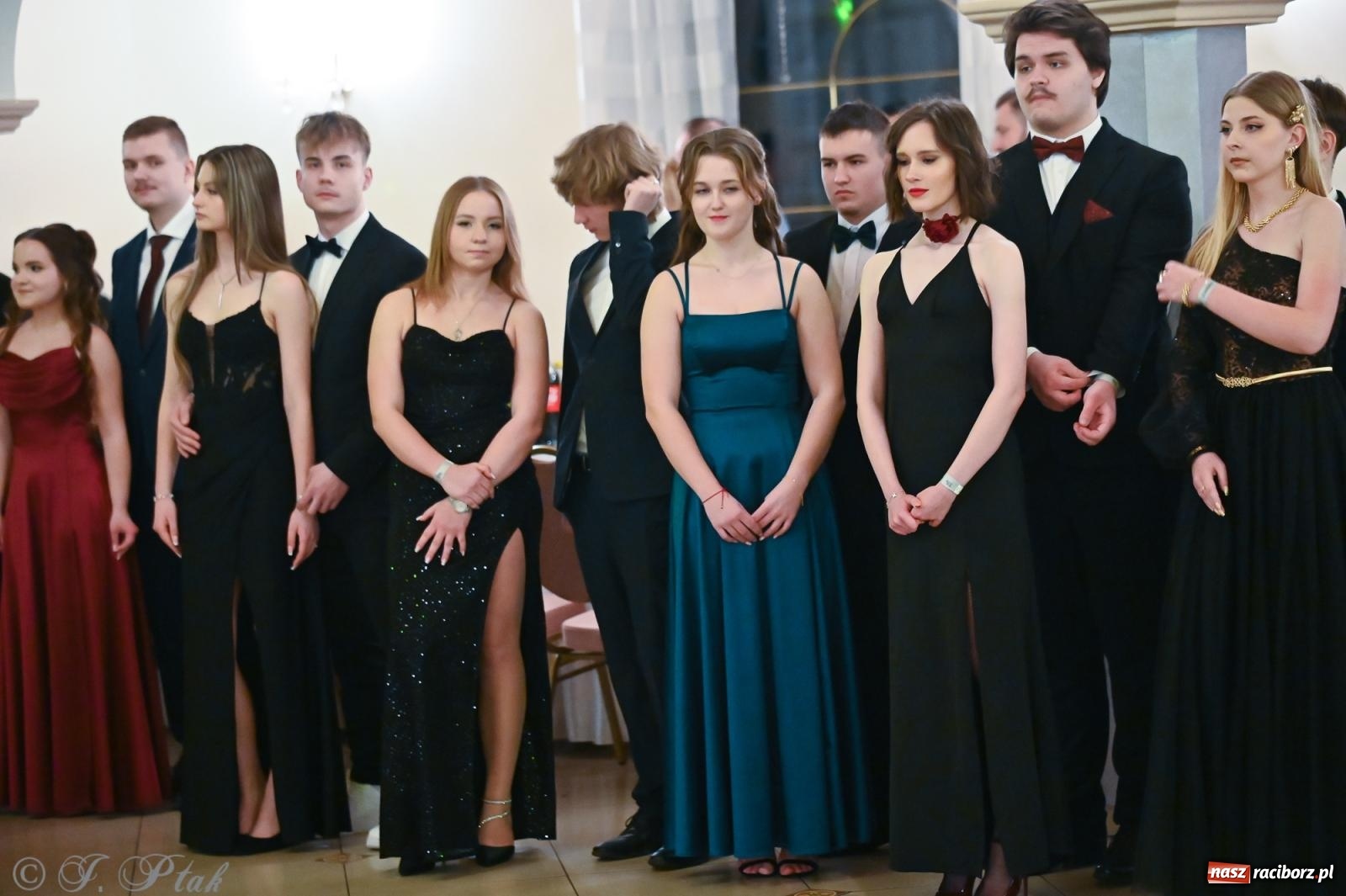 Zdjęcie w galerii na portalu naszraciborz.pl: Razem młodzi przyjaciele! Studniówka II LO z Raciborza [FOTO i WIDEO] wiadomości z regionu