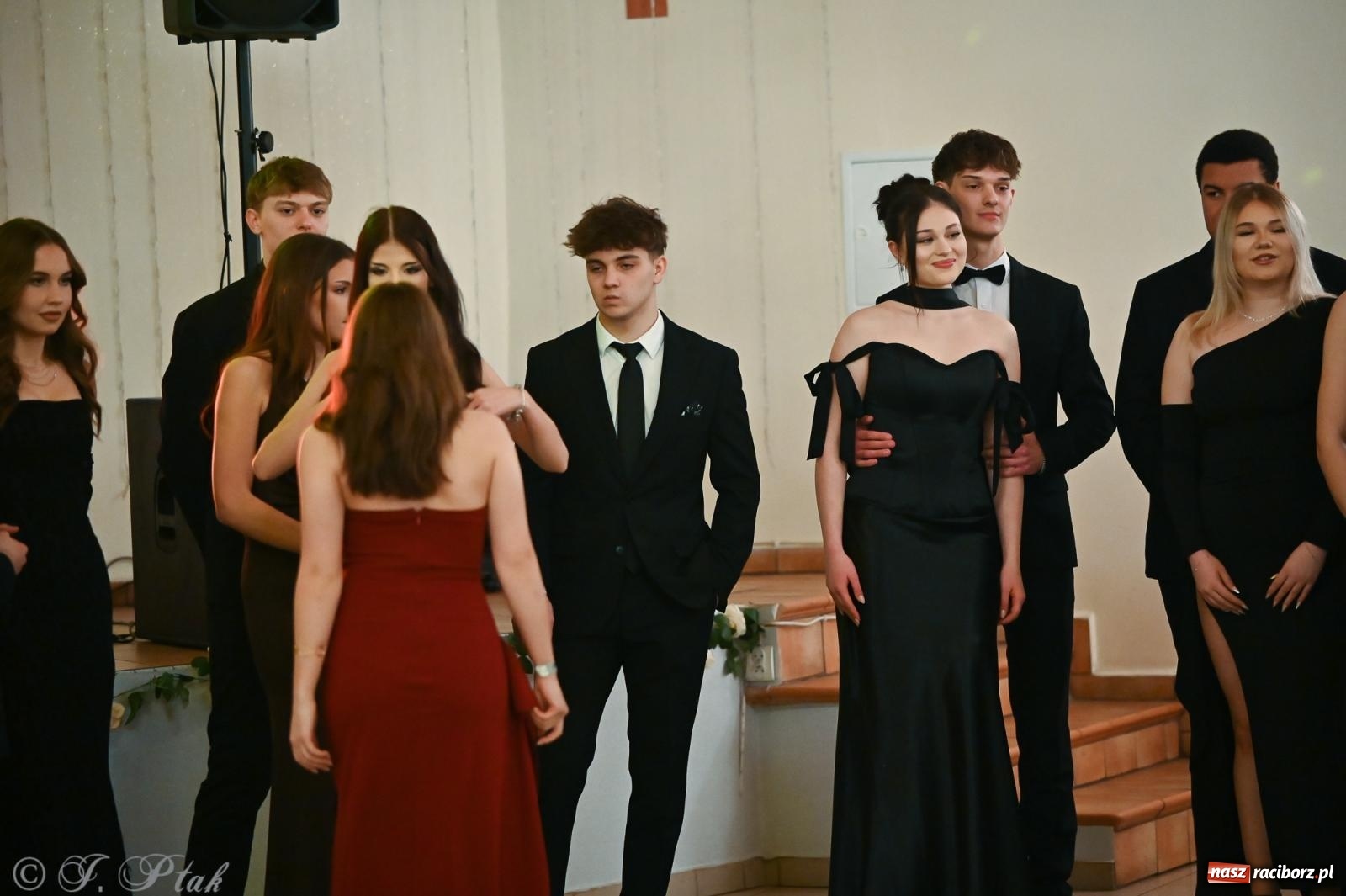 Zdjęcie w galerii na portalu naszraciborz.pl: Razem młodzi przyjaciele! Studniówka II LO z Raciborza [FOTO i WIDEO] wiadomości z regionu