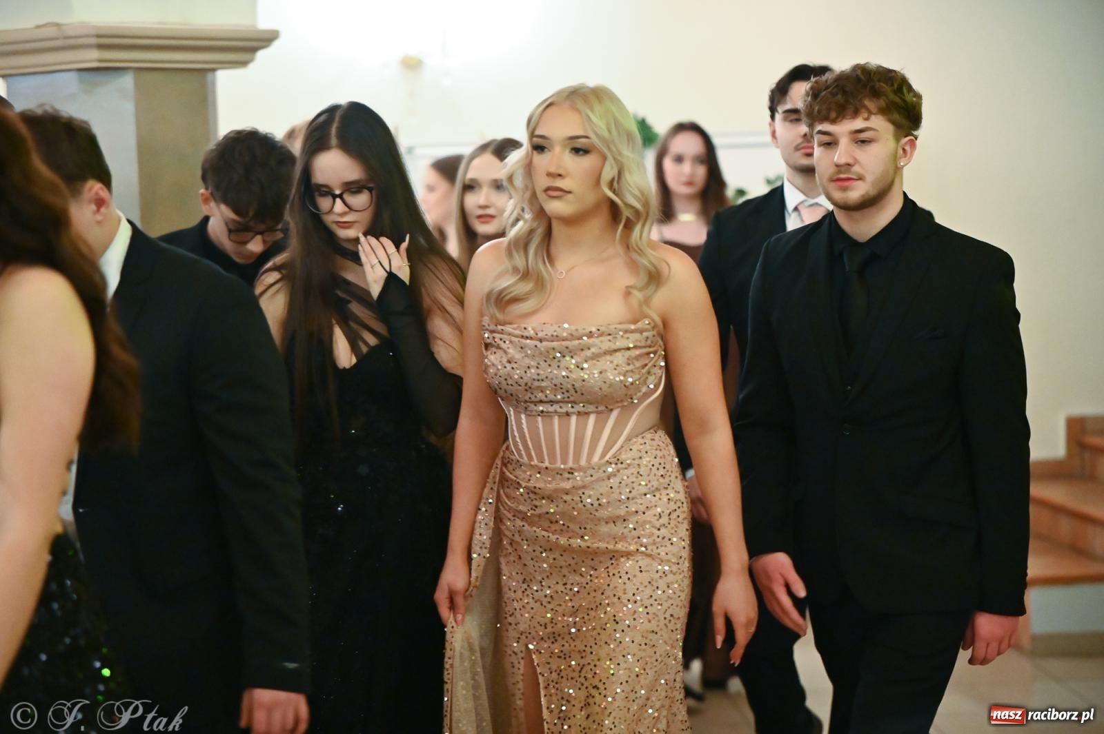 Zdjęcie w galerii na portalu naszraciborz.pl: Razem młodzi przyjaciele! Studniówka II LO z Raciborza [FOTO i WIDEO] wiadomości z regionu