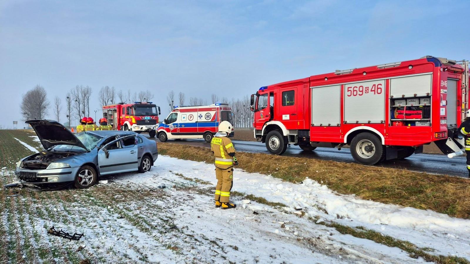 Zdjęcie w galerii na portalu naszraciborz.pl: Dachowanie samochodu na DW 936 w Owsiszczach. Dwie osoby trafiły do szpitala wiadomości z regionu