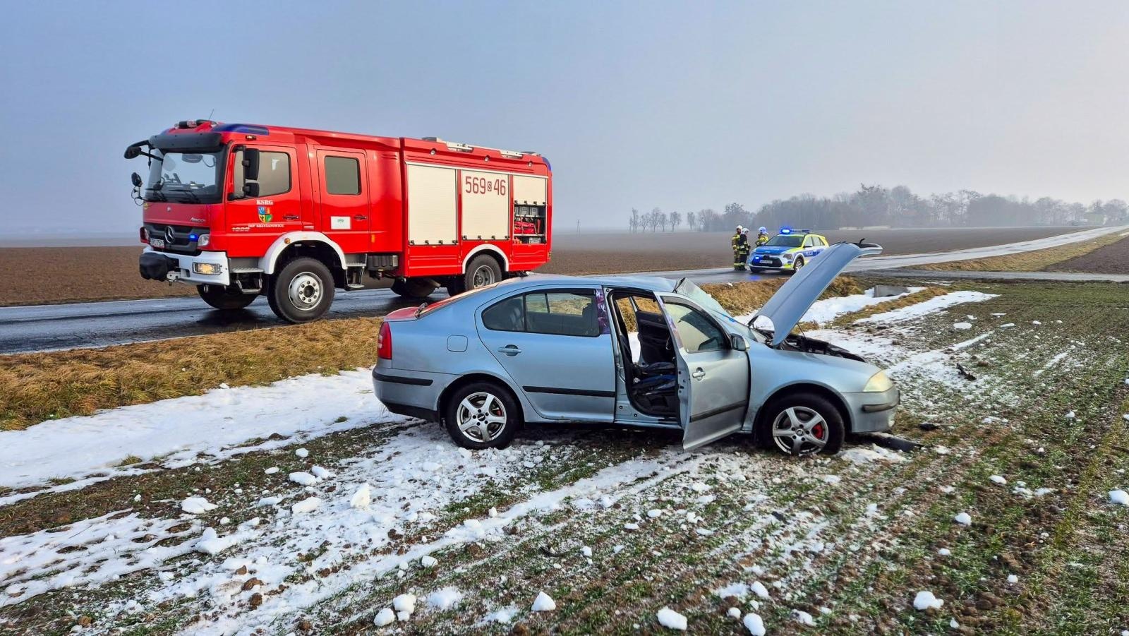 Zdjęcie w galerii na portalu naszraciborz.pl: Dachowanie samochodu na DW 936 w Owsiszczach. Dwie osoby trafiły do szpitala wiadomości z regionu