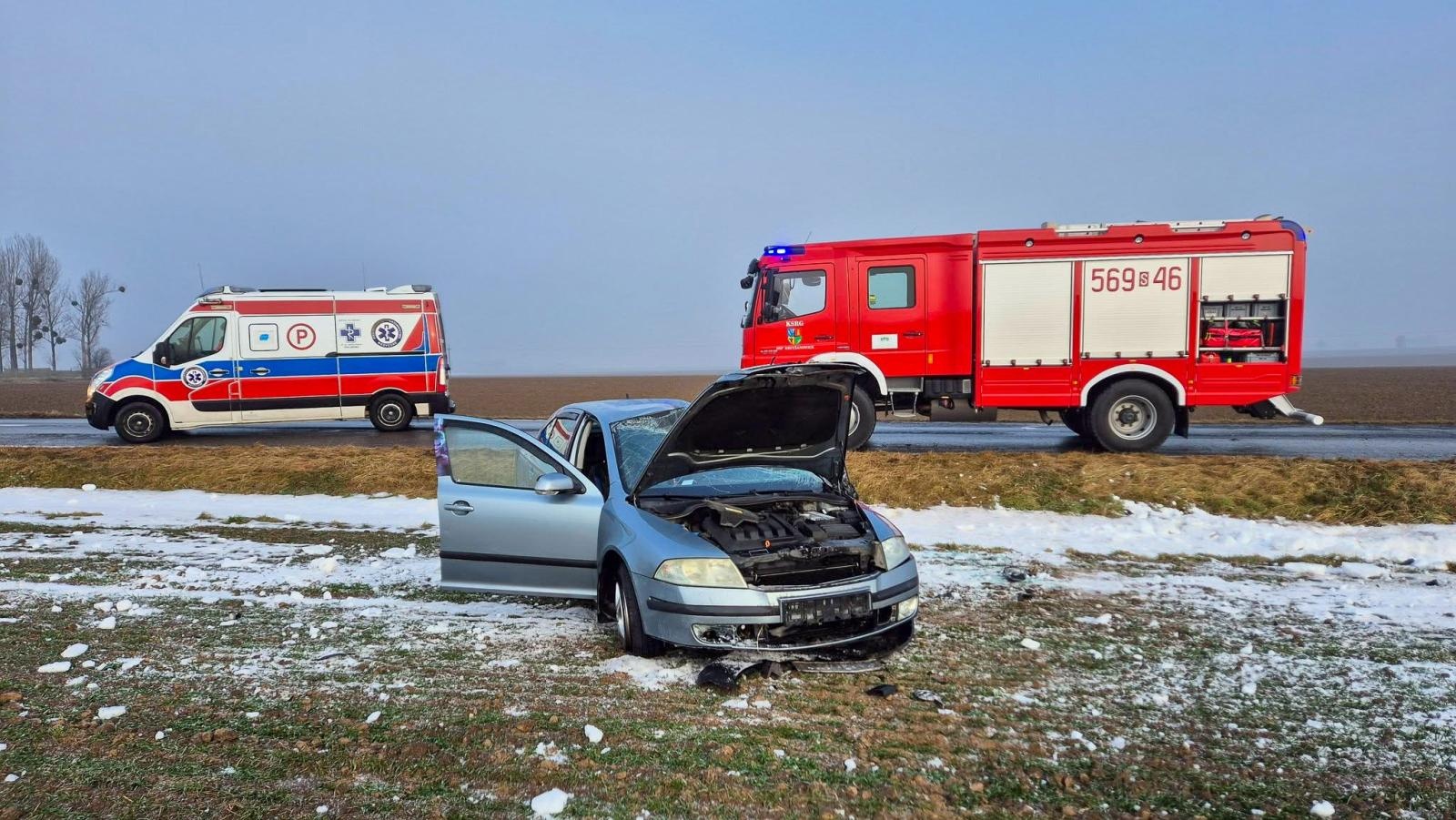 Zdjęcie w galerii na portalu naszraciborz.pl: Dachowanie samochodu na DW 936 w Owsiszczach. Dwie osoby trafiły do szpitala wiadomości z regionu