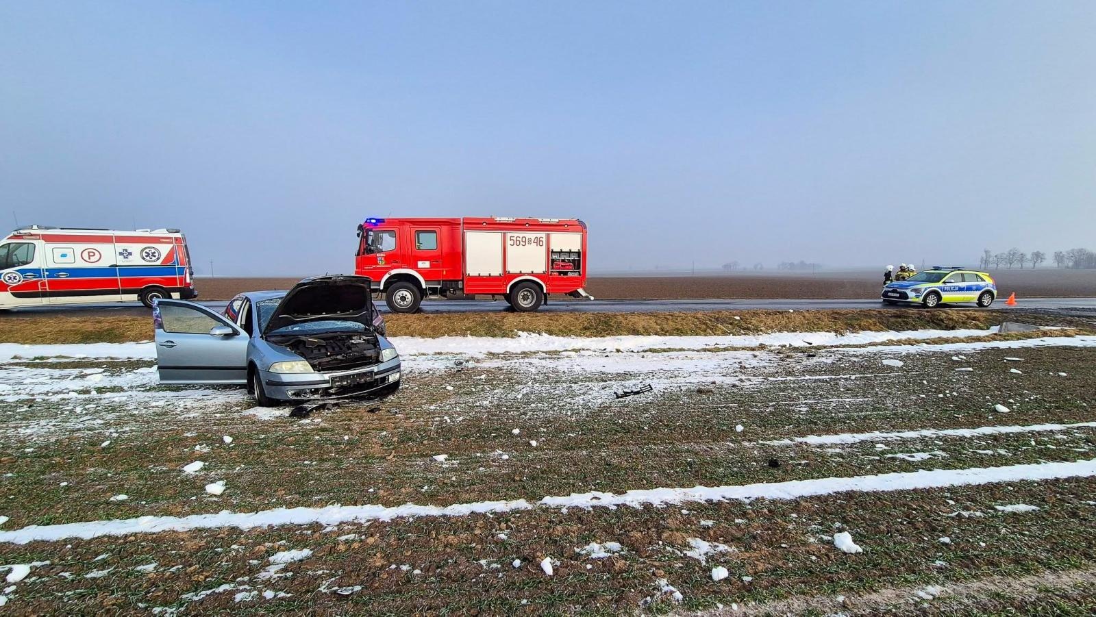 Zdjęcie w galerii na portalu naszraciborz.pl: Dachowanie samochodu na DW 936 w Owsiszczach. Dwie osoby trafiły do szpitala wiadomości z regionu
