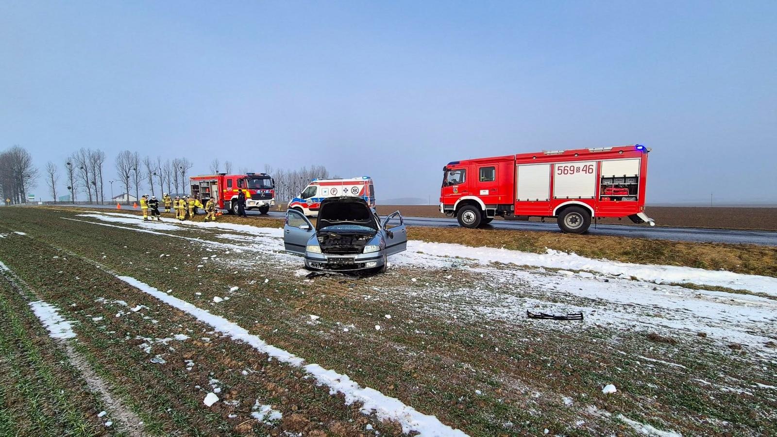 Zdjęcie w galerii na portalu naszraciborz.pl: Dachowanie samochodu na DW 936 w Owsiszczach. Dwie osoby trafiły do szpitala wiadomości z regionu