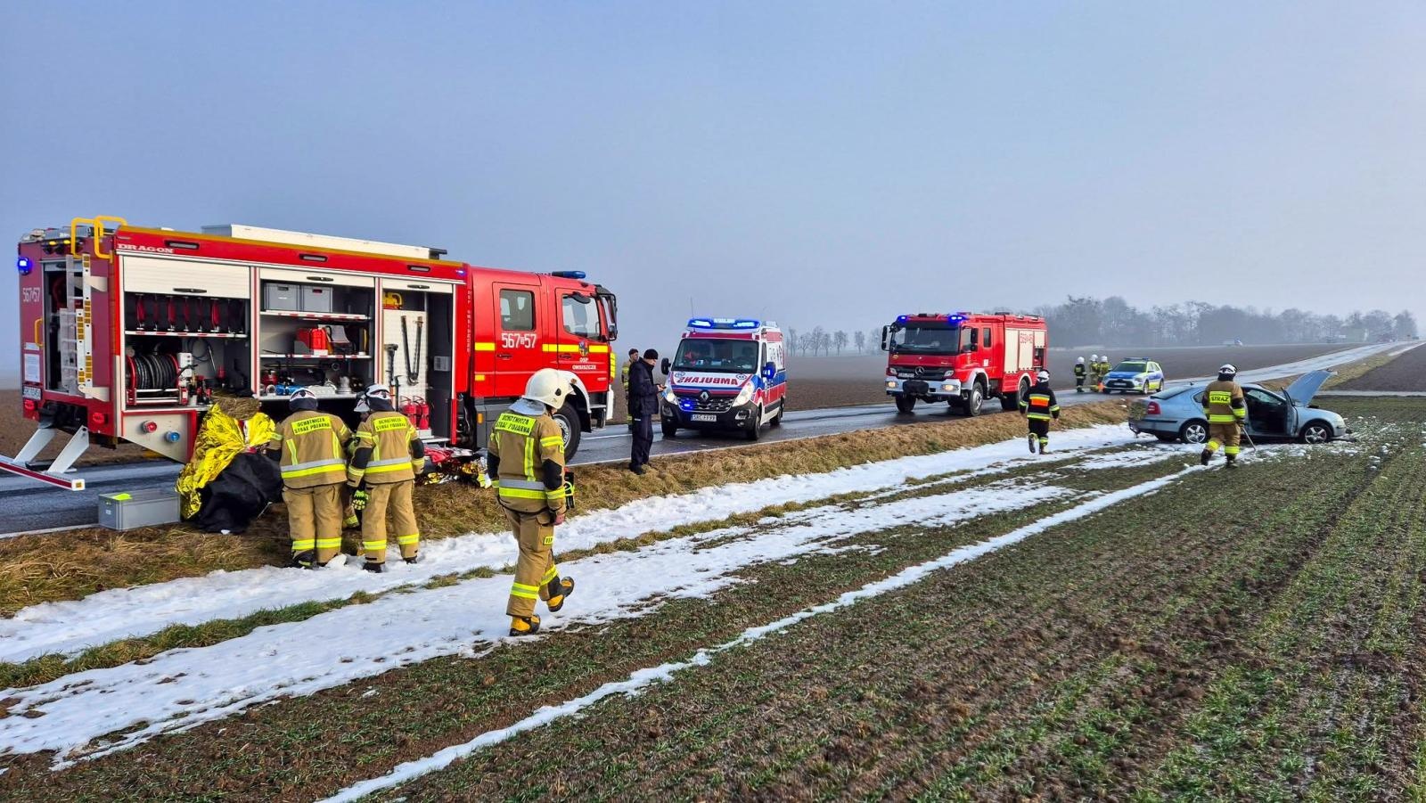 Zdjęcie w galerii na portalu naszraciborz.pl: Dachowanie samochodu na DW 936 w Owsiszczach. Dwie osoby trafiły do szpitala wiadomości z regionu