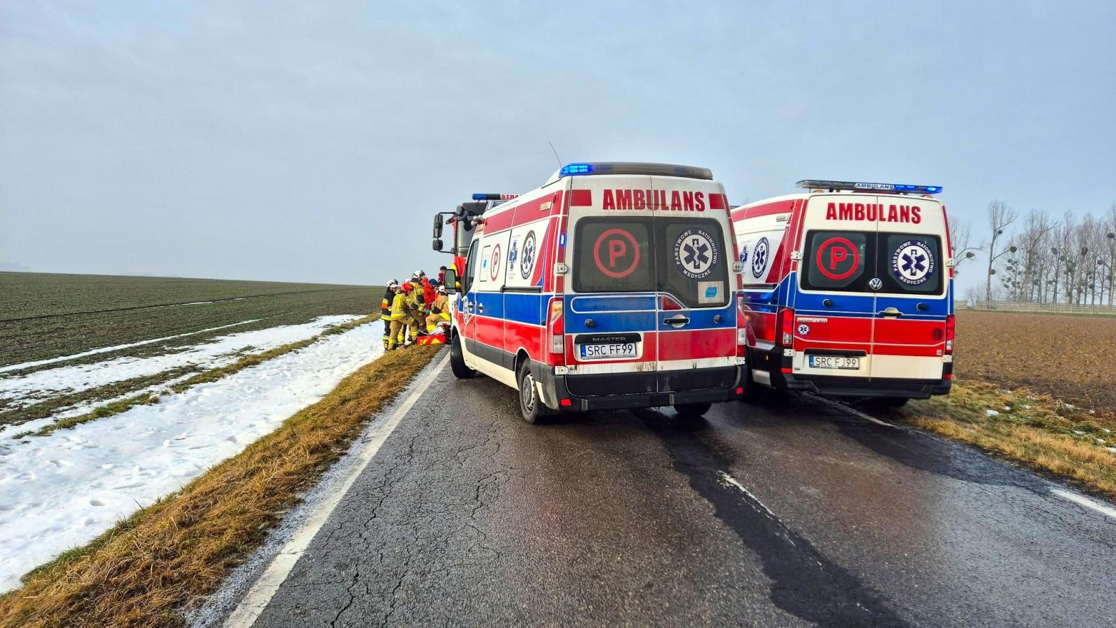 Zdjęcie w galerii na portalu naszraciborz.pl: Dachowanie samochodu na DW 936 w Owsiszczach. Dwie osoby trafiły do szpitala wiadomości z regionu